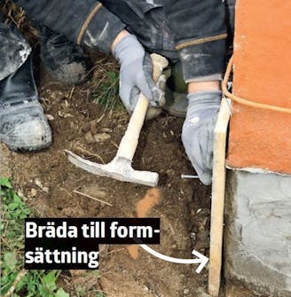 Putsa sockel: Spika fast en bräda på hörnet Putsa sockel: Spika fast en bräda på hörnet